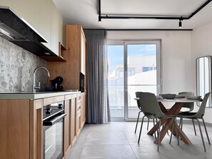 冰箱、微波炉、烤箱、炉灶