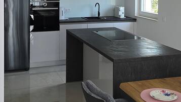 Een koelkast, een magnetron, een oven, een kookplaat