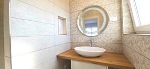 Dutxa, assecador de cabells, tovalloles i sabó 