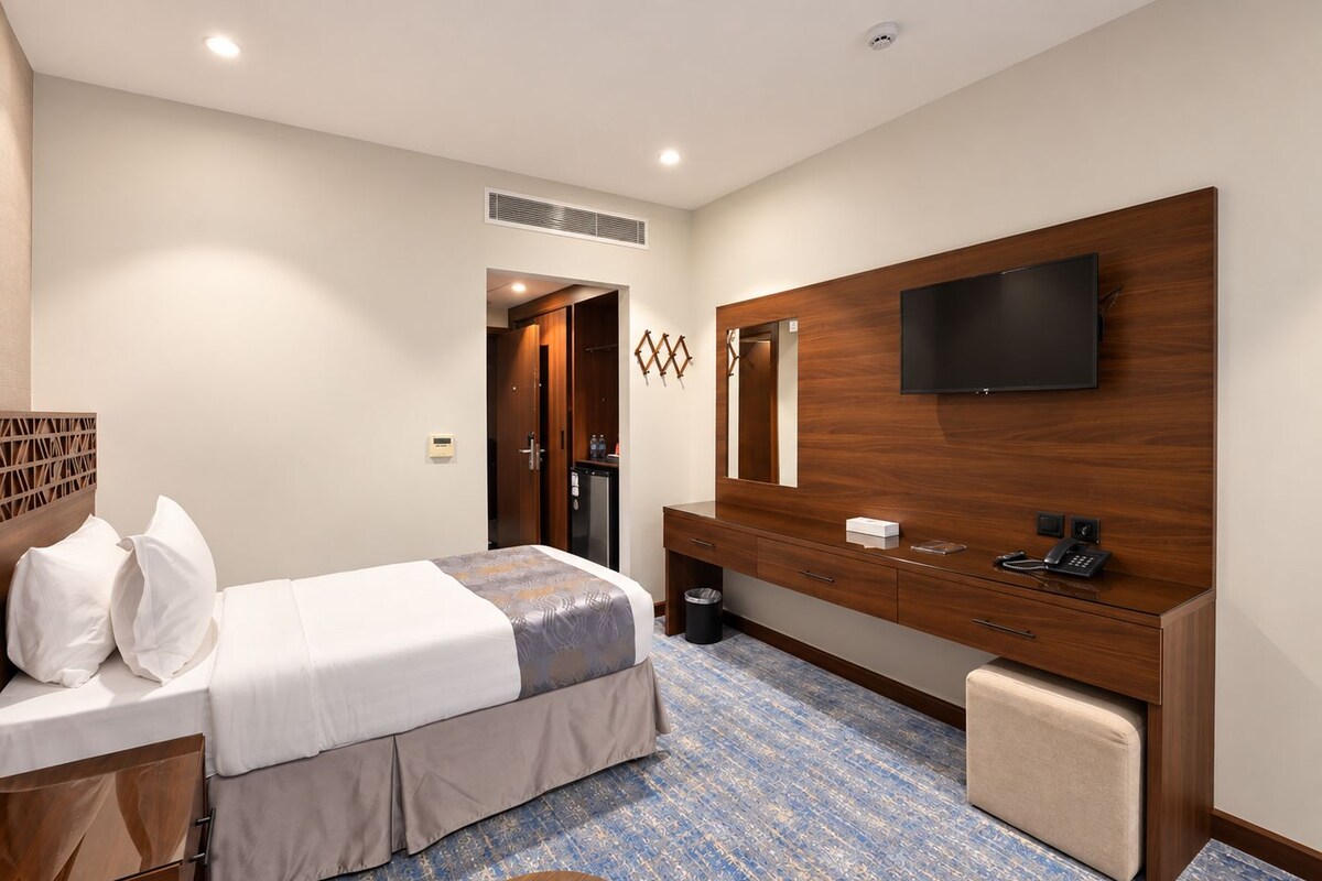Twin Room | In-room safe, soundproofing, bed sheets
