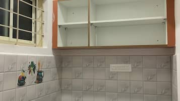 Deluxe Double Room, Balcony, City View | Private kitchen