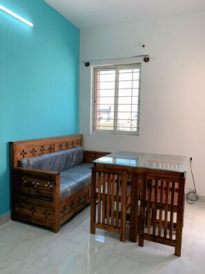 Deluxe Double Room, Balcony, City View | Living area - Aafa Suites (Bengaluru)