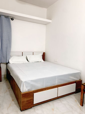 Escritorio y espacio para trabajar con laptop