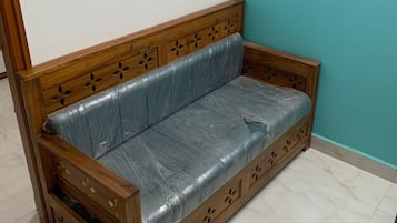 Deluxe Double Room, Balcony, City View | Living area