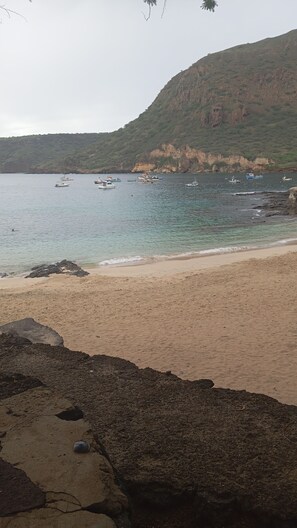 Una spiaggia nelle vicinanze, lettini da mare