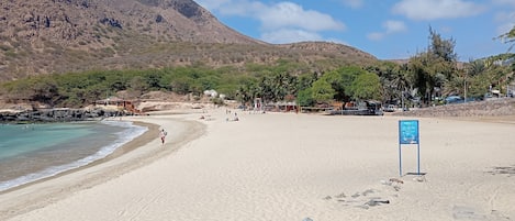Nära stranden och solstolar