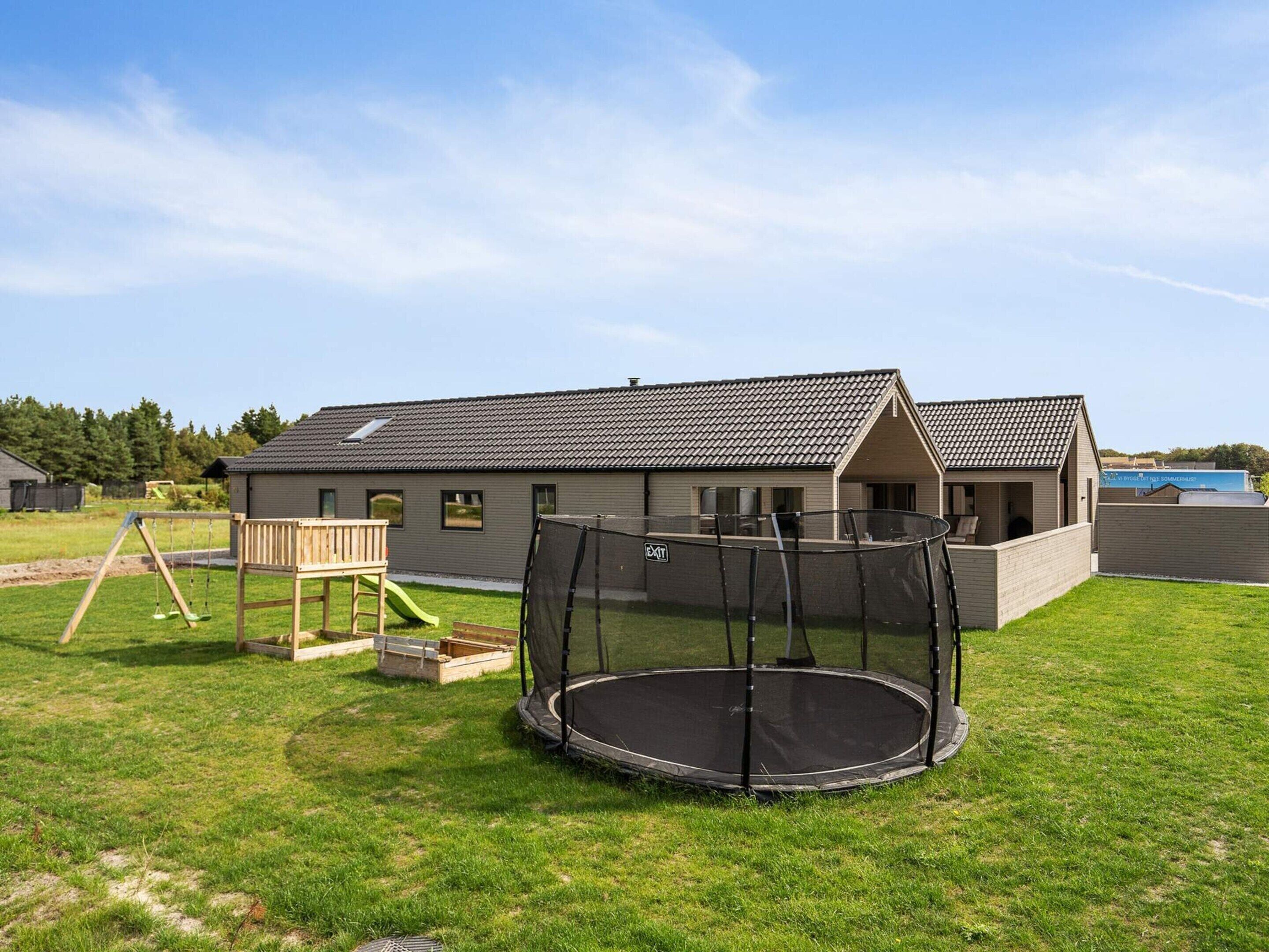 Il s’agit d’une propriété résidentielle comprenant une maison, un trampoline, une balançoire et une cour clôturée.
