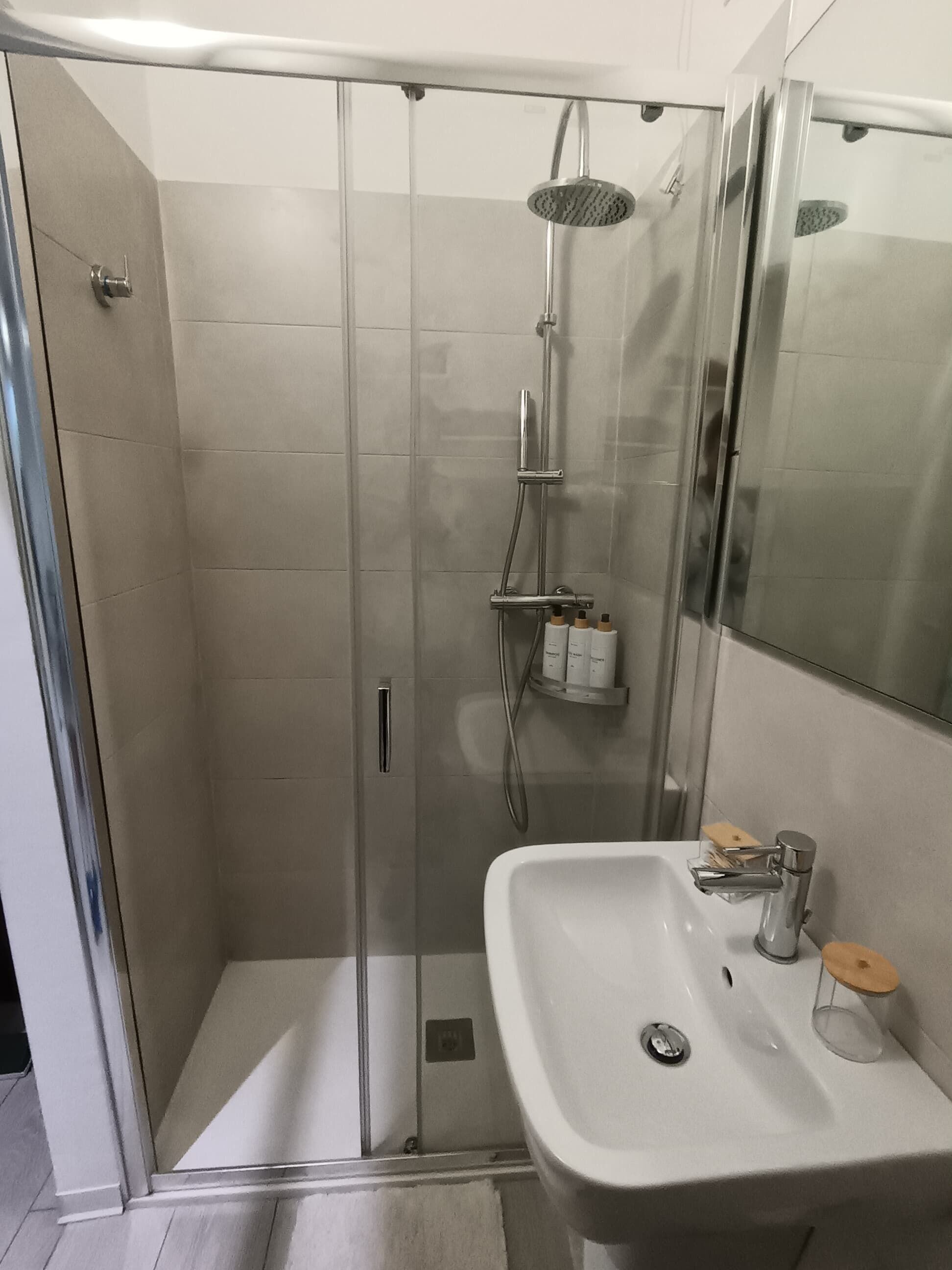 Een haardroger, een bidet, handdoeken, zeep