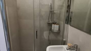 Haartrockner, Bidet, Handtücher, Seife