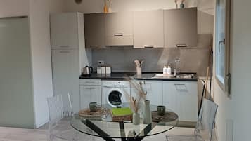 Réfrigérateur, plaque de cuisson, cafetière/bouilloire