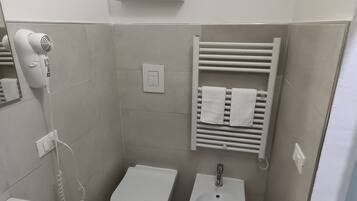 Hårtørrer, bidet, håndklæder, Sæbe