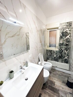 Sèche-cheveux, bidet, serviettes fournies, savon