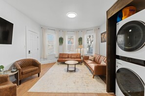 Smart TV - Charming 1-bedroom house with WiFi, AC in Providence (Providence)