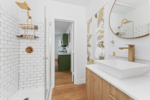 Charming 1-bedroom house with WiFi, AC in Providence