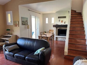 Televisio, takka, kirjoja