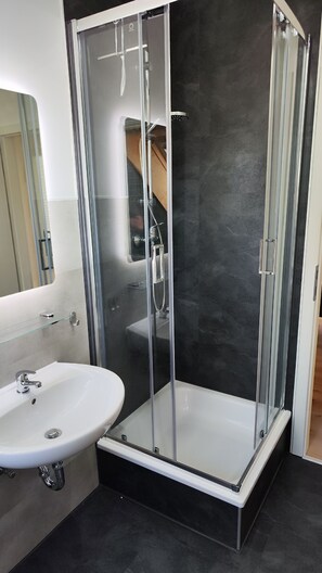 Dusche, Haartrockner, Handtücher, Seife