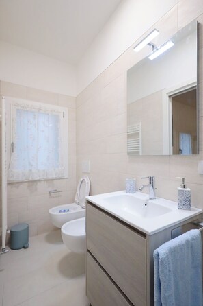 Doccia, asciugacapelli, bidet, sapone