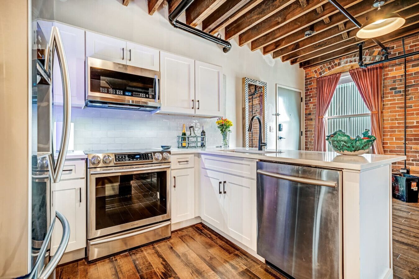 Geladeira, micro-ondas, fogão, cooktop