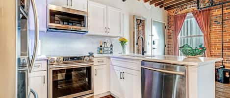 Refrigerador, microondas, horno, placa de cocina