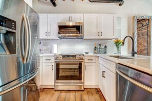 Kylskåp, mikrovågsugn, ugn och spishäll