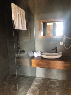 Habitación triple, balcón, vista parcial al mar | Wifi gratis 