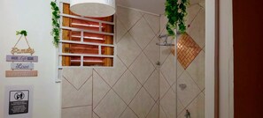 Dusche, Handtücher, Toilettenpapier