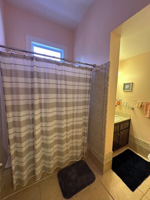 Hårtork, handdukar, tvål och schampo