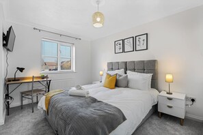 3 bedrooms, desk, iron/ironing board, WiFi