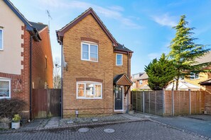 Exterior - Stylish & Cozy Retreat /Prime Location/ Perfect for short & Long Stays (Swindon)