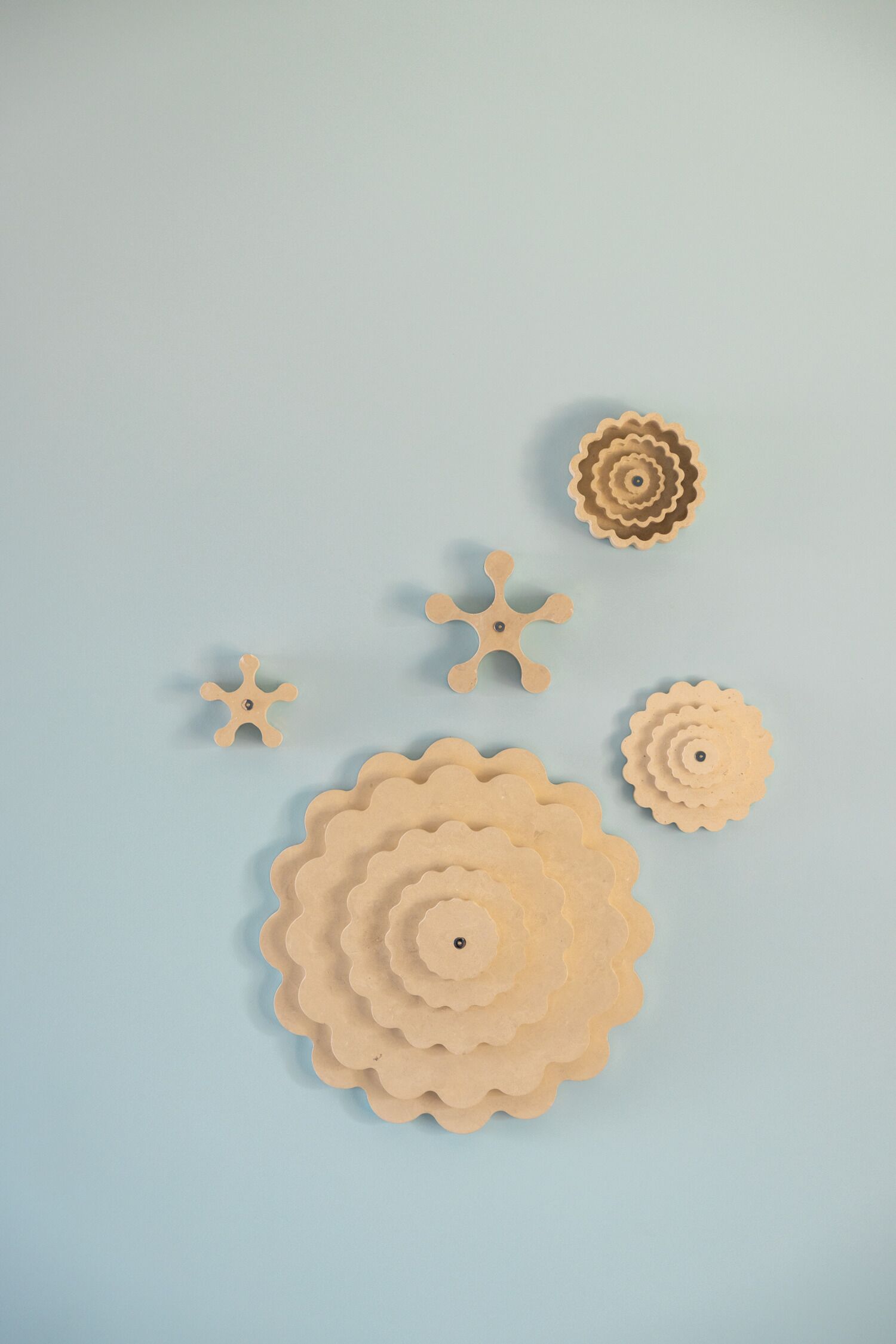 Un conjunto de recortes de madera sobre un fondo azul claro.