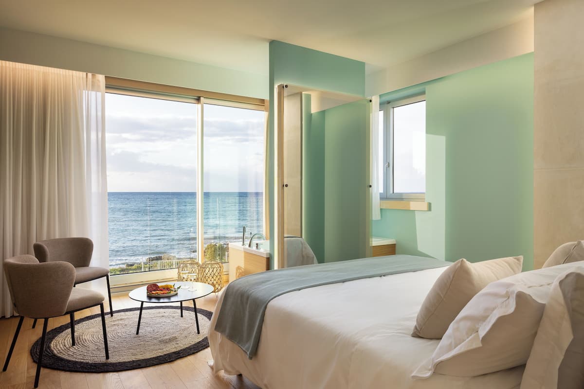 Deluxe kamer, uitzicht op zee | Een kluis op de kamer, een bureau, geluiddichte muren, gratis wifi
