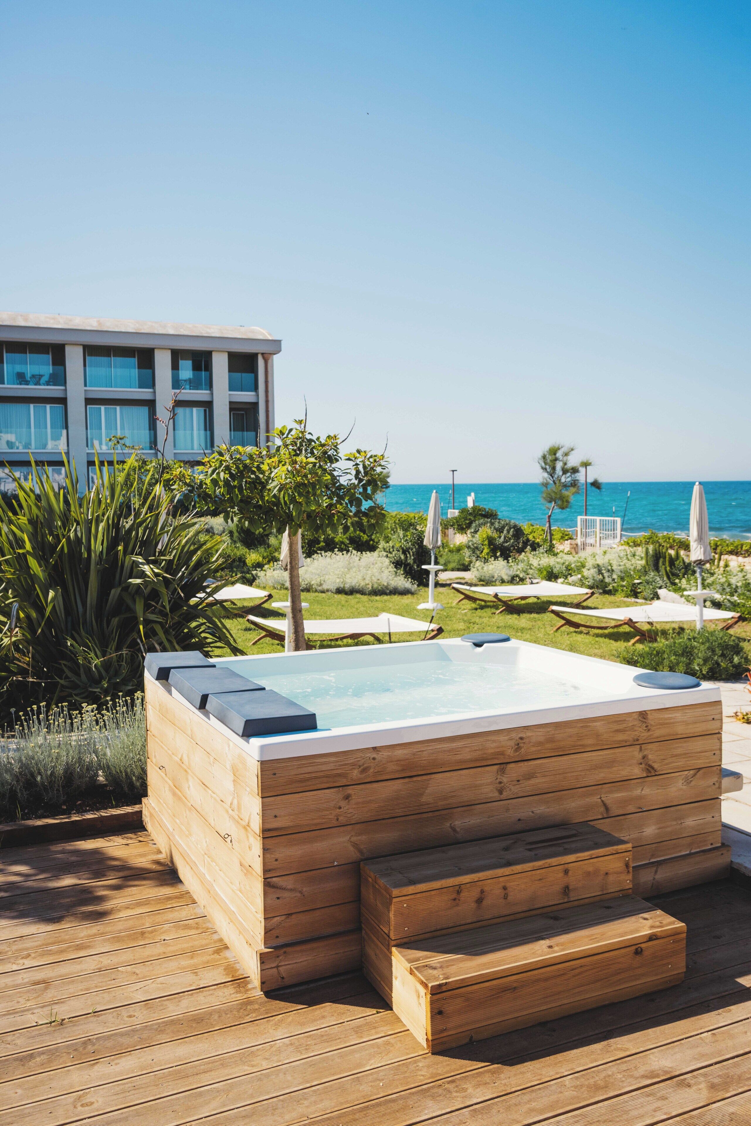 Outdoor spa tub