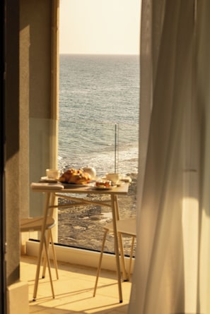 Junior Suite, Sea View | In-room dining