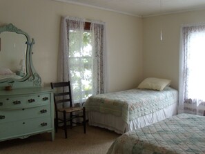 4 bedrooms, bed sheets - Spacious Grindstone Island House across from Clayton, NY (Clayton)