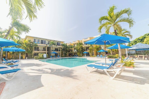 Departamento, 1 habitación, para fumadores, balcón | Alberca | Alberca al aire libre 