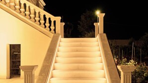 Una gran escalera con barandilla que conduce a la entrada de un edificio.