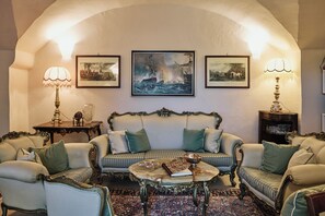 تلفزيون بشاشة مسطحة بحجم 46-بوصة يعرض قنوات تلفزيونية رقمية