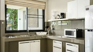 Villa, 3 Bedrooms, Balcony, Garden View | Interior