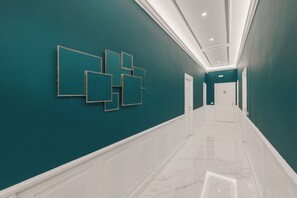 Televisión de 50 pulgadas con canales por cable, una impresora