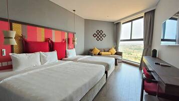 Deluxe Studio, 1 Queen Bed with Sofa bed, Beach View | Hypo-allergenic bedding, free minibar items, in-room safe