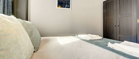 2 Schlafzimmer, Schreibtisch, Bügeleisen/Bügelbrett, Reisekinderbett