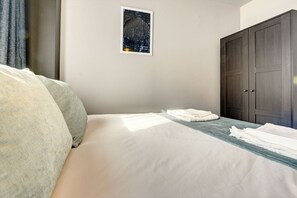 2 habitaciones, escritorio y tabla de planchar con plancha