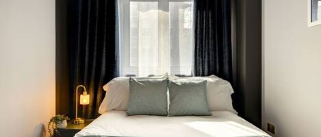 2 soverom, skrivebord, strykejern/-brett og reiseseng for barn