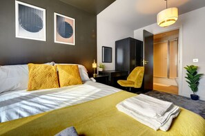 2 Schlafzimmer, Schreibtisch, Bügeleisen/Bügelbrett, Reisekinderbett