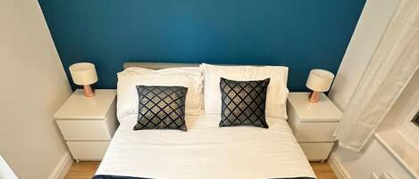 2 عدّة غرف نوم ومكتب ومكواة/لوح كي وسرير سفر