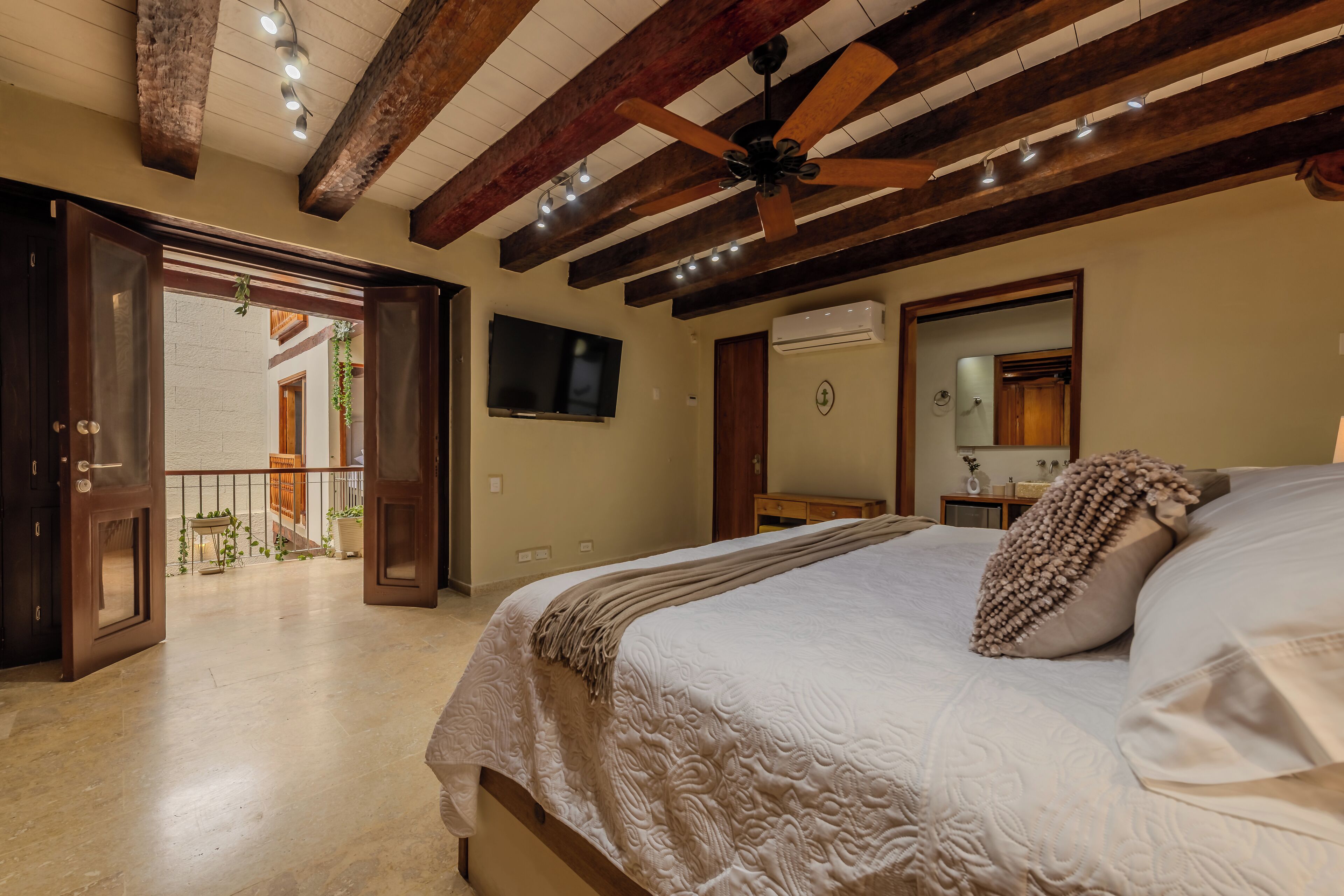 4 Schlafzimmer, Zimmersafe, Schreibtisch, Bügeleisen/Bügelbrett