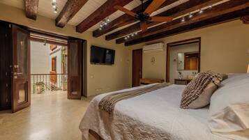 4 Schlafzimmer, Zimmersafe, Schreibtisch, BĂŒgeleisen/BĂŒgelbrett