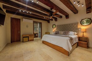 4 Schlafzimmer, Zimmersafe, Schreibtisch, Bügeleisen/Bügelbrett