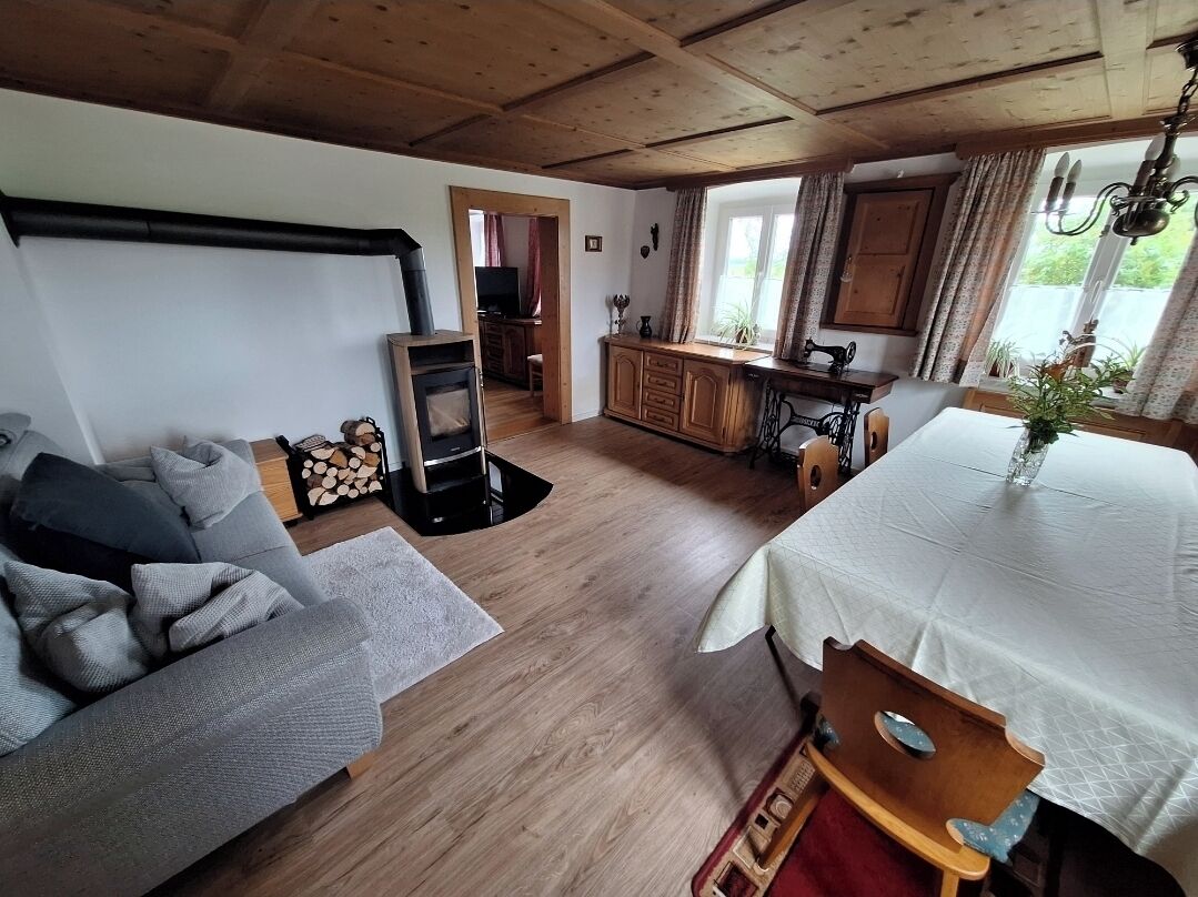 TV connectée, cheminée, table de tennis de table