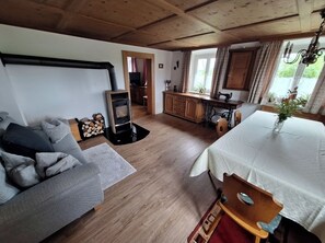 Smart-TV, Kamin, Tischtennisplatte